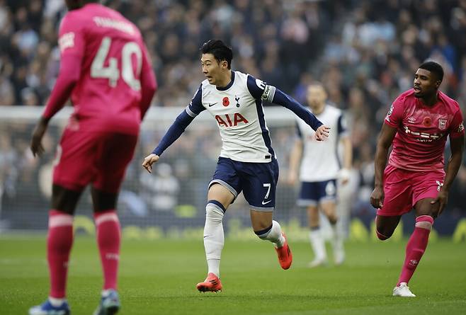 ▲ 부상 복귀 이후 첫 번째 풀타임을 소화한 손흥민은 “정말 실망스럽다. 우리가 득점하기 전에도 몇 번의 기회가 있었지만, 마무리를 하지 못했다. 단순히 실망스러운 감정을 넘어서 우리의 경기력에 대한 반성과 아쉬움이 크다”고 말했다.&nbsp;토트넘이 만났던 입스위치 타운은 2001-02시즌 프리미어리그에서 강등된 후 22년 만에 돌아온 팀이다. 승격 후 여러 경기를 치렀으나, 한 번도 승리하지 못했다. 그런데 이번 경기에서 프리미어리그 상위권 경쟁을 노리던 토트넘을 제압하며 첫 승을 따냈다. 토트넘은 입스위치에 패배해 3위 도약 기회를 놓쳤다 ⓒ연합뉴스/EPA