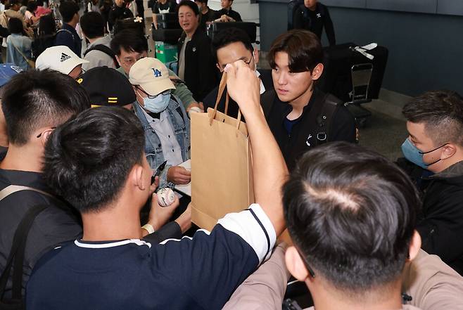 ▲ 대만 현지 야구팬들에게 둘러싸인 김도영 ⓒ 연합뉴스