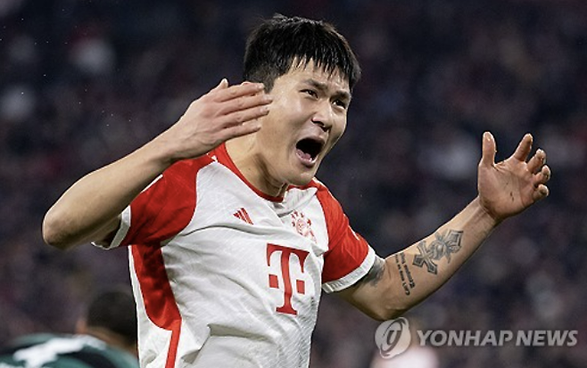 스카이스포츠 독일이 13일(한국시간) 김민재와 다요 우파메카노가 뮌헨 수비진에 안정감을 줬다며 6년 만에 나온 진기록을 소개했다. 매체는 뱅상 콤파니 체제에서 뮌헨은 분데스리가 4경기 연속 무실점 기록을 6년 만에 처음으로 달성했다. 우파메카노와 김민재의 강력한 수비 덕분이라고 보도했다. 연합뉴스