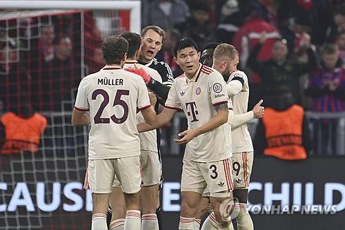 스카이스포츠 독일이 13일(한국시간) 김민재와 다요 우파메카노가 뮌헨 수비진에 안정감을 줬다며 6년 만에 나온 진기록을 소개했다. 매체는 뱅상 콤파니 체제에서 뮌헨은 분데스리가 4경기 연속 무실점 기록을 6년 만에 처음으로 달성했다. 우파메카노와 김민재의 강력한 수비 덕분이라고 보도했다. 연합뉴스