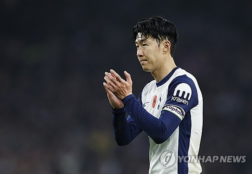 안지 포스테코글루 감독의 축구를 신뢰한다며 손흥민을 계속 출전시켜야 밸런스를 맞추고 기복을 줄일 수 있다. 프리미어리그 레전드도 손흥민 없이는 토트넘이 어렵다고 주장했다.   프리미어리그 레전드 골키퍼 출신이 마크 슈워쳐가 지난 12일 한국시간 호주 방송사 옵터스 스포츠를 통해 토트넘을 이끄는 포스테코글루 감독에게 가해지는 비판이 부당하다면서도 손흥민을 대체하지 못하는 현실을 꼬집었다. 연합뉴스