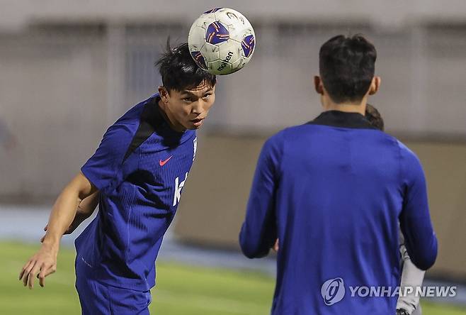 축구대표팀 다시 합류한 정우영 (쿠웨이트시티=연합뉴스) 황광모 기자 = 11회 연속 월드컵 본선 진출에 도전하는 한국 축구대표팀의 정우영이 11일 오후(현지시간) 쿠웨이트 압둘라 알 칼리파 스타디움에서 열린 팀 훈련에서 머리로 공을 패스하며 컨디션을 점검하고 있다.
  대표팀의 홍명보 감독과 국내파 선수들은 이날 16시간의 긴 비행 끝에 중동 2연전 중 첫 경기가 열리는 쿠웨이트에 도착해 담금질에 들어갔다. 주장 손흥민을 비롯한 해외파 선수들도 속속 쿠웨이트 현지에서 팀에 합류해 현지 적응에 들어간다. 2024.11.12 hkmpooh@yna.co.kr