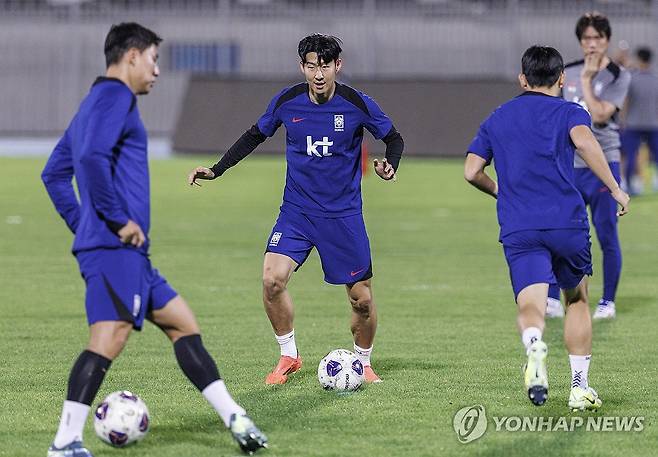 축구대표팀 회복조 훈련 (쿠웨이트시티=연합뉴스) 황광모 기자 = 11회 연속 월드컵 본선 진출에 도전하는 한국 축구대표팀의 주장 손흥민과 선수들이 12일 오후(현지시간) 쿠웨이트 압둘라 알 칼리파 스타디움에서 열린 팀 훈련에서 홍명보 감독이 지켜보는 가운데 패스게임을 하고 있다.
    이날 대표팀은 주장 손흥민을 비롯한 해외파가 모두 쿠웨이트에 도착하면서 완전체로 첫 훈련을 했다. 2024.11.13 hkmpooh@yna.co.kr