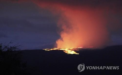 38년 만에 분화한 하와이 마우나로아 화산 [USGS/AP 연합뉴스. 재판매 및 DB 금지]