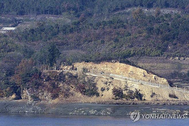 임진강변의 북한군 (파주=연합뉴스) 임병식 기자 = 북한이 러시아와 체결한 '포괄적 전략적 동반자 관계에 관한 조약'을 비준한 12일 경기도 파주시 오두산 통일전망대에서 바라본 북한 황해북도 개풍군 임진강변에서 북한군이 진지 구축 공사를 벌이고 있다. 2024.11.12 andphotodo@yna.co.kr