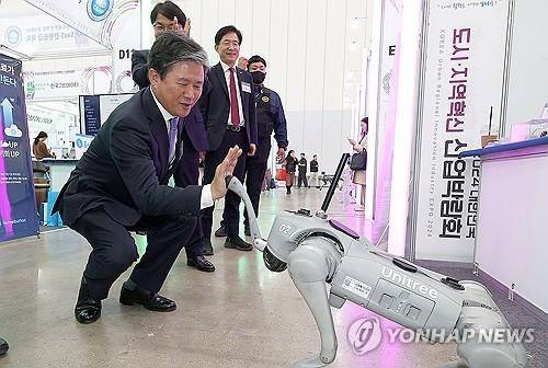 2024 대한민국 도시·지역혁신 산업박람회 찾은 김재홍 상무 (대구=연합뉴스) 윤관식 기자 = 김재홍 연합뉴스 비즈플러스 상무가 13일 오후 대구 북구 엑스코에서 열린 2024 대한민국 도시·지역혁신 산업박람회를 찾아 첨단기술안전점검협회 부스에서 로봇개와 하이파이브하고 있다. 2024.11.13 psik@yna.co.kr