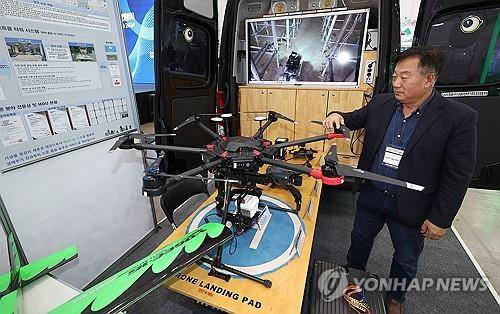 드론 설명하는 조한광 첨단기술안전점검협회장 (대구=연합뉴스) 윤관식 기자 = 13일 오후 대구 북구 엑스코에서 개막한 2024 대한민국 도시·지역혁신 산업박람회에서 조한광 첨단기술안전점검협회 회장이 드론과 관련한 첨단기술을 설명하고 있다. 2024.11.13 psik@yna.co.kr