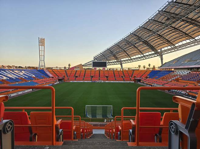 주황색으로 물든 제주월드컵경기장. 사진=제주유나이티드