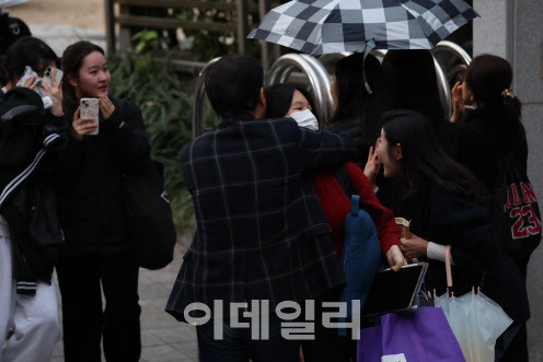 2025학년도 대학수학능력시험일인 14일 오후 서울시 종로구 덕성여고에서 시험을 마친 수험생들이 교문을 빠져나오고 있다. (사진=이영훈 기자)