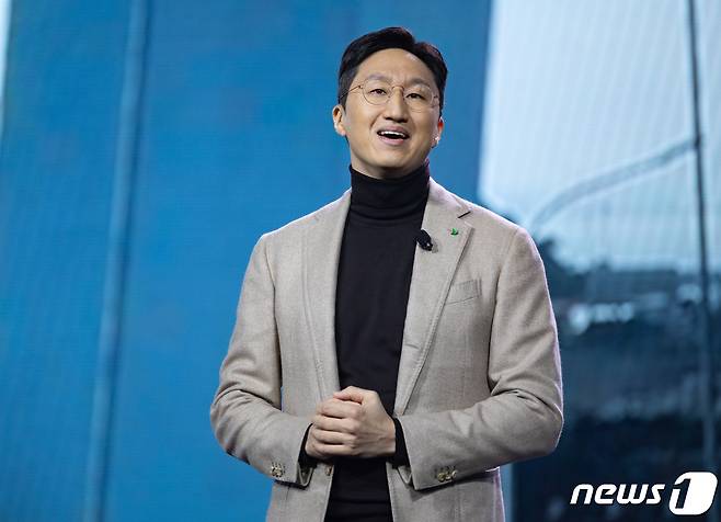 세계 최대 가전·IT(정보기술) 전시회 'CES 2024' 개막 이틀째인 10일(현지시간) 미국 네바다주 라스베이거스 베네시안 호텔에서 정기선 HD현대 부회장이 기조연설을 하고 있다. 2024.1.11/뉴스1 ⓒ News1 이재명 기자