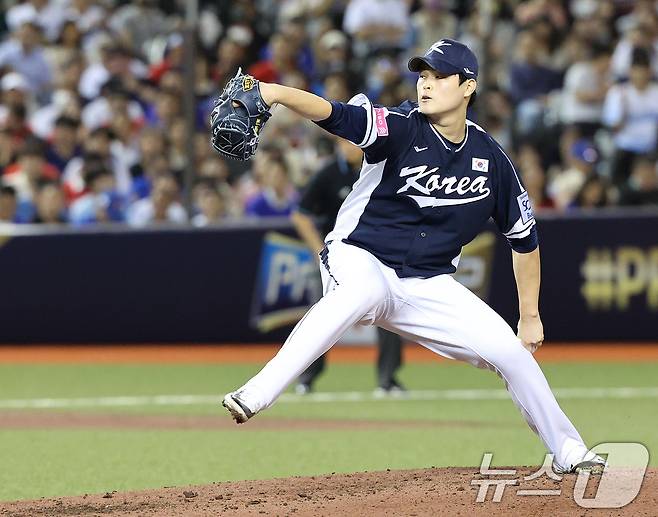 13일(현지시간) 오후 대만 타이베이시 타이베이돔에서 열린 2024 WBSC 프리미어12 B조 예선 대한민국과 대만의 경기, 3회말 대한민국 최지민이 마운드에 올라 역투하고 있다. 2024.11.13/뉴스1 ⓒ News1 장수영 기자