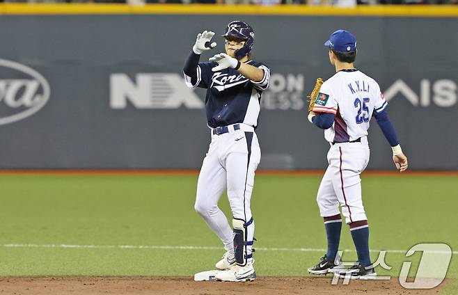 13일(현지시간) 오후 대만 타이베이시 타이베이돔에서 열린 2024 WBSC 프리미어12 B조 예선 대한민국과 대만의 경기, 4회초 대한민국 공격 1사 2루 상황에서 김도영이 1타점 2루타를 친 뒤 아파트 세리머니 하고 있다. 2024.11.13/뉴스1 ⓒ News1 장수영 기자