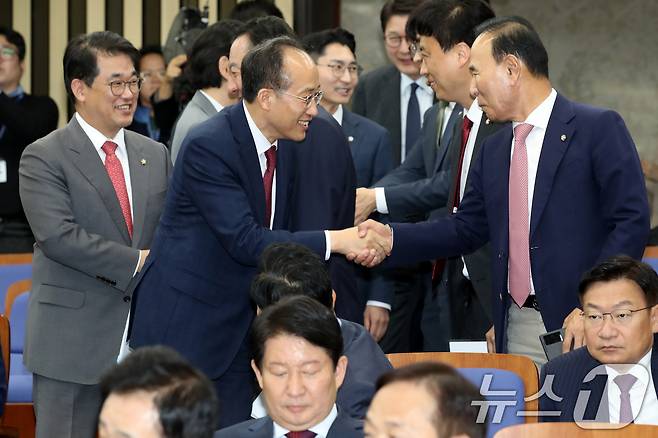 추경호 국민의힘 원내대표가 14일 오후 서울 여의도 국회에서 열린 의원총회에서 의원들과 인사나누고 있다. 2024.11.14/뉴스1 ⓒ News1 이광호 기자