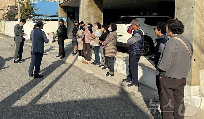 최재현 전북 익산시의원이 모현동 주민들을 만나 수압 문제 해결에 나섰다.(익산시의 제공)2024.11.14/뉴스1