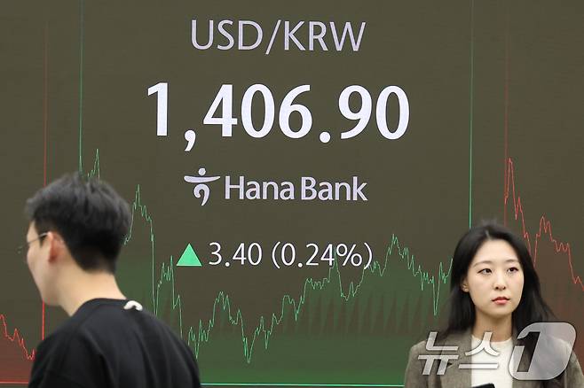 13일 오후 서울 중구 하나은행 본점 딜링룸 전광판에 원·달러 환율이 3.40원 오른 1406.90원을 나타내고 있다. 이날 코스피 지수는 전 거래일 대비 65.49p(2.64%) 하락한 2,417.08, 코스닥 지수는 20.87p(2.94%) 내린 689.65로 장을 마감했다. 2024.11.13/뉴스1 ⓒ News1 황기선 기자