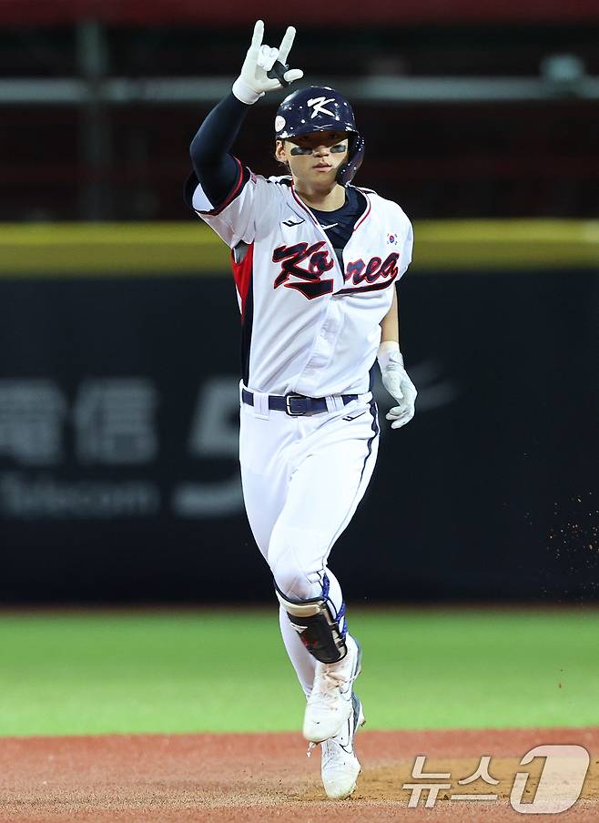 14일(현지시간) 오후 대만 타이베이시 톈무 야구장에서 열린 2024 WBSC 프리미어12 B조 예선 대한민국과 쿠바의 경기, 2회말 대한민국 공격 2사 만루 상황에서 김도영이 만루홈런을 친 뒤 홈을 향해 달리고 있다. 2024.11.14/뉴스1 ⓒ News1 장수영 기자