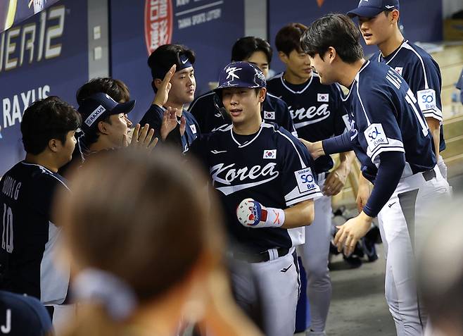 13일 오후 대만 타이베이돔에서 열린 2024 세계야구소프트볼연맹(WBSC) 프리미어12 B조 조별리그 대한민국과 대만의 경기. 3회말 1사 2루에서 한국 김도영의 적시타로 홈인한 홍창기가 동료들과 기쁨을 나누고 있다. 사진 | 타이베이=연합뉴스