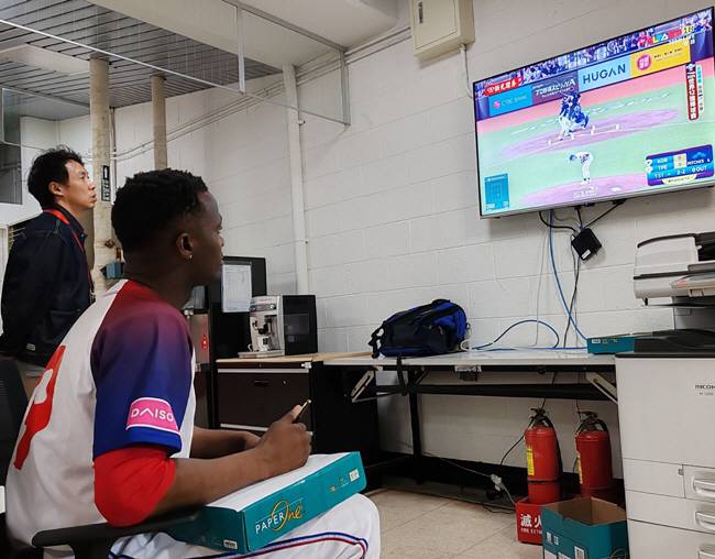 한국-대만전을 지켜보며 필기를 하는 리반 모이넬로. 사진=JIT 디포르테 쿠바노 공식 SNS