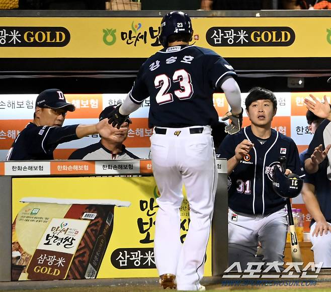 3일 대전한화생명이글스파크에서 열린 두산과 한화의 경기, 5회초 1사 1,3루 두산 이유찬의 적시타에 득점한 강승호가 이승엽 감독의 환영을 받고 있다. 대전=허상욱 기자 wook@sportschosun.com/2024.09.03/