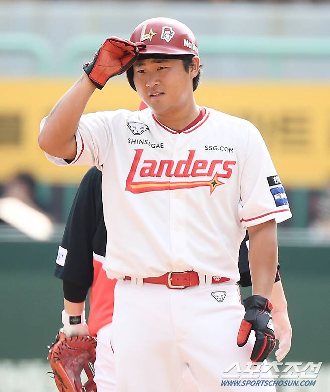 17일 인천 SSG랜더스필드에서 열린 KIA-SSG전. 4회초 1사 3루 신범수가 1타점 적시타를 쳤다. 후속타자 최정의 안타 때 2루까지 진루한 신범수가 미소짓고 있다. 인천=정재근 기자 cjg@sportschosun.com/2024.9.17/