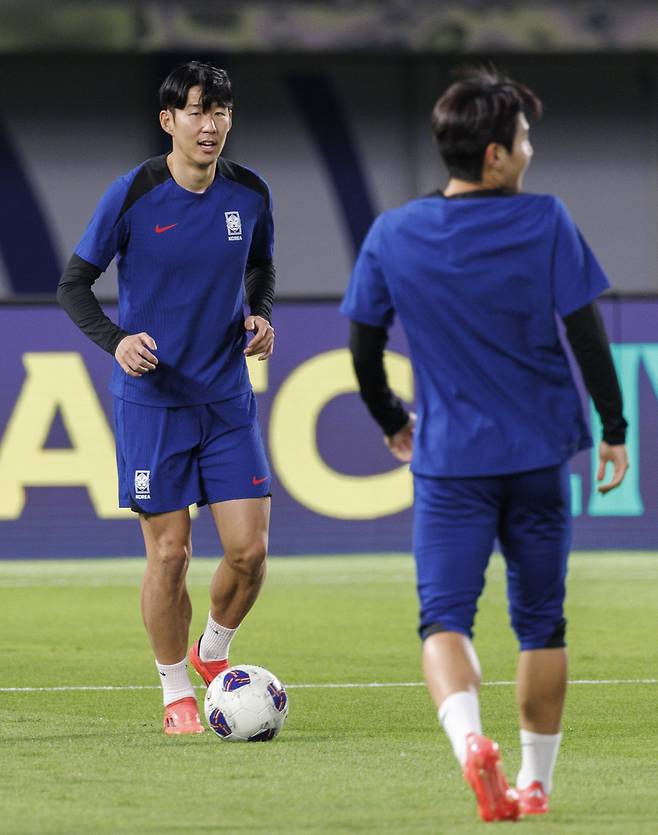 손흥민과 이강인

    (쿠웨이트시티=연합뉴스) 황광모 기자 = 11회 연속 월드컵 본선 진출에 도전하는 한국 축구대표팀의 주장 손흥민과 이강인이 13일 오후(현지시간) 쿠웨이트 자베르 알 아흐메드 국제 경기장에서 열린 2026 북중미 월드컵 아시아지역 3차 예선 B조 5차전 공식 훈련에서 패스 연습을 하고 있다.

    태극전사들은 14일 오후 쿠웨이트를 제물로 승점 3점 확보를 위한 경기를 치른다. 2024.11.14