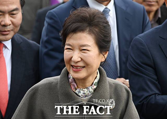 박근혜 전 대통령이 14일 오전 경북 구미시 구미코에서 열린 '박정희 전 대통령 탄신 107돌 문화행사'에 참석하기 위해 이동하고 있다. /구미=박헌우 기자