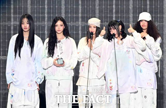 뉴진스가 어도어에 시정 요구 사항을 담은 내용증명을 보낸 가운데 어도어가 "지혜롭게 해결하겠다"고 입장을 밝혔다. 사진은 지난 9월 열린 '2024 더팩트 뮤직 어워즈'에서 수상하는 모습. /이새롬 기자