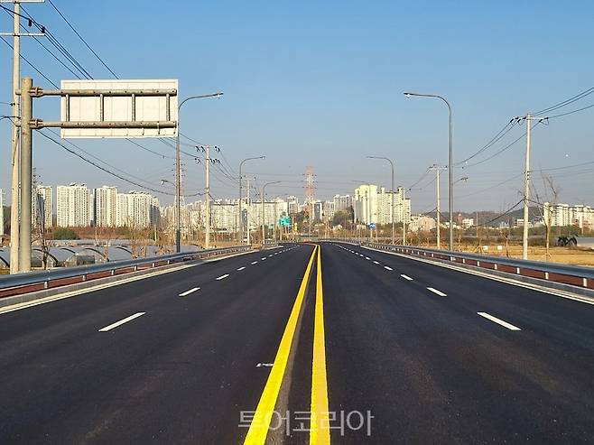 지난 12일 기존 2차선을 4차선으로 확장 개통한 경기북부 지방도 359호선 '파주 문산~내포' 구간/사진=경기 북부청