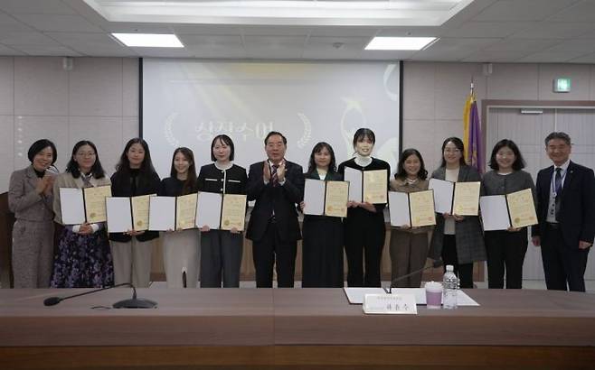 부산시교육청이 ‘2024학년도 유치원 수업혁신사례 연구대회’ 시상식을 갖고 기념촬영하고 있다. 부산시교육청 제공