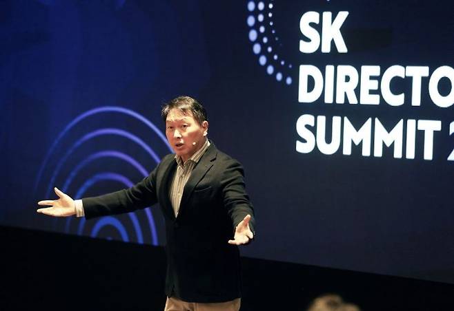 최태원 SK그룹 회장이 'SK 디렉터스 서밋 2024'에서 발표하고 있다. 사진제공=SK
