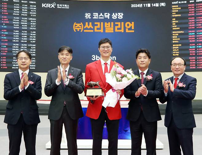 14일 오전 서울 영등포구 한국거래소에서 열린 쓰리빌리언 코스닥시장 상장기념식에서 상장기념패 전달 후 김대영 한국IR협의회 부회장(왼쪽부터), 민경욱 한국거래소 코스닥시장본부장, 금창원 쓰리빌리언 대표이사, 최신호 한국투자증권 IB본부장, 강왕락 코스닥협회 부회장이 기념촬영을 하고 있다. /한국거래소 제공