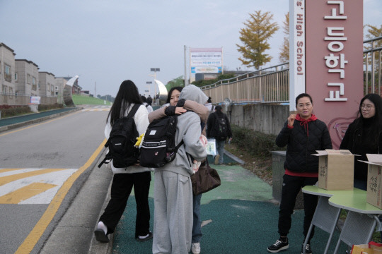 14일 대학수학능력시험이 치러지는 충남 홍성여자고등학교 앞에서 홍성여고 교사가 수험생을 안아주고 있다. 윤신영 기자.