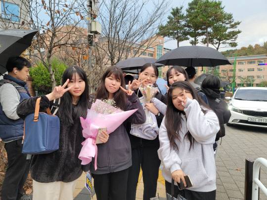 14일 충남 금산군 금산고등학교에서 수능을 마친 학생들이 기념촬영을 하고 있다. 대전일보 종합