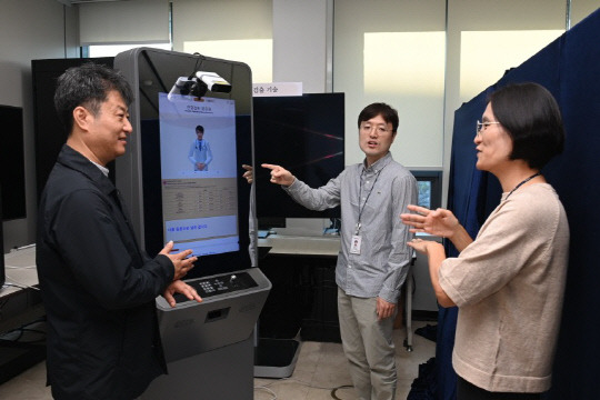 ETRI 연구진이 청각장애인을 위한 양방향 의료 수어 서비스 키오스크를 테스트하고 있다. ETRI 제공