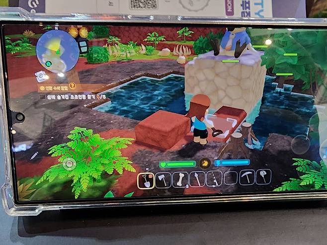 길을 개척한다!! / 삽으로 땅을 파 남은 흙으로 길을 만들고 있다