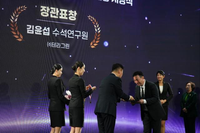 ㈜테라그린 김윤섭 수석 연구원(오른쪽)이 박범수 농림축산식품부 차관으로부터 농림축산식품부 장관 표창을 받고 있다.[사진=테크비즈위크 운영사무국 제공]