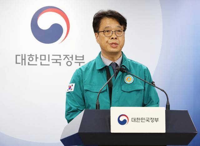 최규석 병무청 차장이 14일 종로구 정부서울청사에서 의무사관후보생 입영의향 조사 브리핑을 하고 있다. 뉴시스
