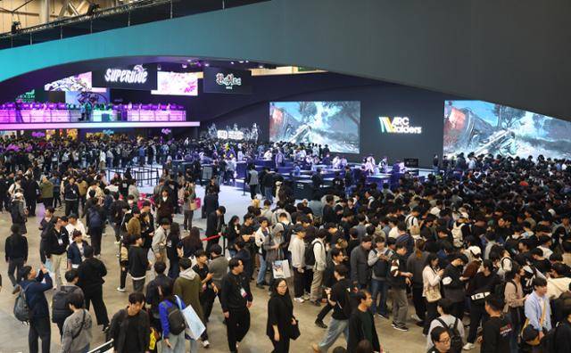 지스타 2024 넥슨 부스 모습. 가운데 30주년 기념 전시물을 세우고 '퍼스트 버서커: 카잔' 등 4종을 시연했다. 부산=연합뉴스지스타 2024 넥슨 부스 모습. 가운데 30주년 기념 전시물을 세우고 '퍼스트 버서커: 카잔' 등 4종을 시연했다. 부산=연합뉴스