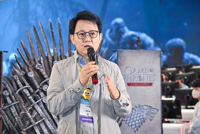 방준혁 넷마블·코웨이 의장이 14일 부산 벡스코에서 열린 '지스타 2024' 넷마블 부스 앞에서 기자들의 질문에 답하고 있다. 넷마블 제공