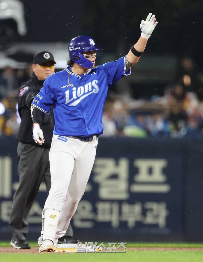 2024 신한 쏠뱅크 KBO 한국시리즈 1차전 삼성과 KIA의 경기가 21일 오후 광주 기아챔피언스필드에서 열렸다. 삼성 류지혁이 3회 안타와 유굑수 송구 실책으로 2루까지 진루후 기뻐하고있다. 광주=정시종 기자 capa@edaily.co.kr /2024.10.21.