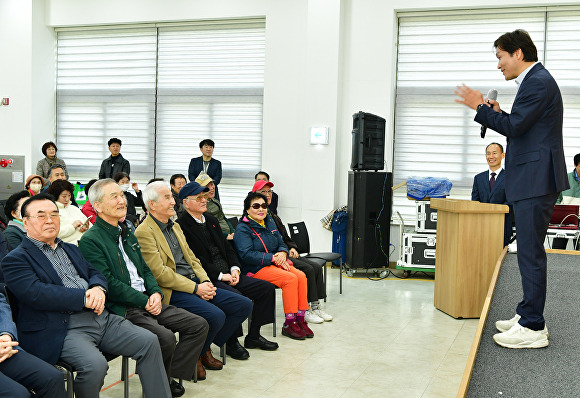 조현일 경산시장이  ‘2024년 어르신 축제’ 기념식'에서 인사말을 하고 있다 [사진=경산시]