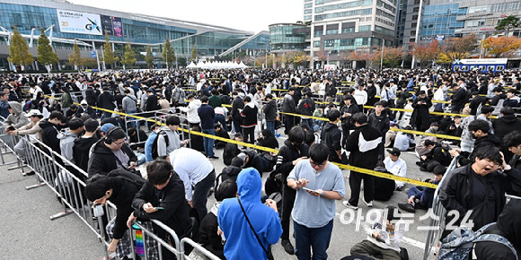 14일 부산 해운대구 벡스코에서 열린 국제게임전시회 '지스타 2024'에서 참관객이 입장을 위해 줄지어 서있다. [사진=곽영래 기자]