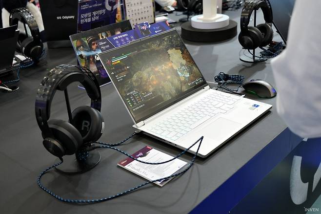 ▲ 헤드셋과 마우스 등의 게이밍 주변기기 또한 레노버의 제품입니다