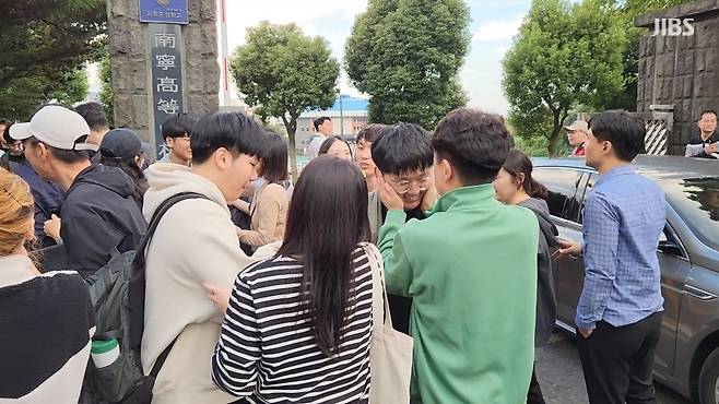 오늘(14일) 수능 시험을 마치고 나온 수험생을 마중 나온 학부모 및 교사