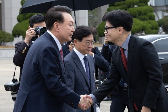 윤석열 대통령이 14일 성남 서울공항에서 아시아태평양경제협력체(APEC) 및 주요 20개국(G20) 정상회의 참석을 위해 출국하며 환송 나온 한동훈 국민의힘 대표와 악수하고 있다. 사진 대통령실