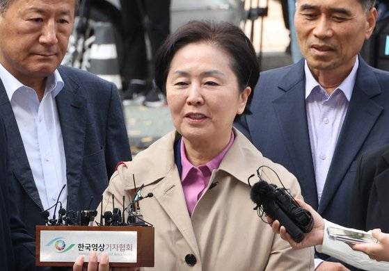 윤석열 대통령 부부의 공천 개입 의혹 관련 핵심 인물 중 한 명인 김영선 전 의원이 14일 오후 구속 전 피의자 심문을 받기 위해 창원지법에 출석하기 전, 취재진 질문에 답변하고 있다. 송봉근 기자