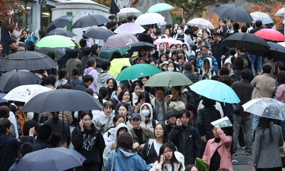 2025학년도 대학수학능력시험이 치러진 14일 오후 대구 수성구 혜화여자고등학교 시험장에서 시험을 마친 수험생들이 집으로 돌아가고 있다. 연합뉴스