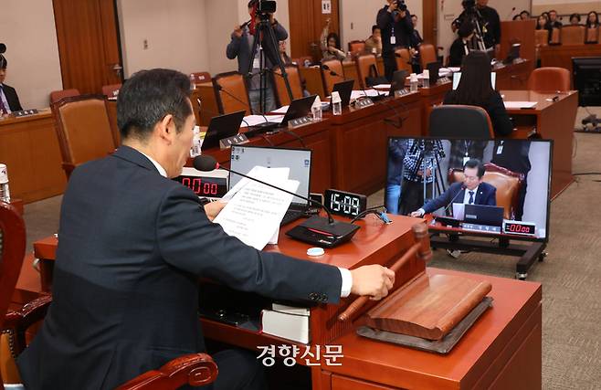 정청래 국회 법제사법위원회 위원장이 지난 8일 열린 국회 법사위 전체회의에서 여당의원들이 불참한 가운데 ‘김건희 특검법’(윤석열 대통령 배우자 김건희의 주가조작 사건 등의 진상규명을 위한 특별검사 임명 등에 관한 법률안)을 의결하고 있다. 권도현 기자