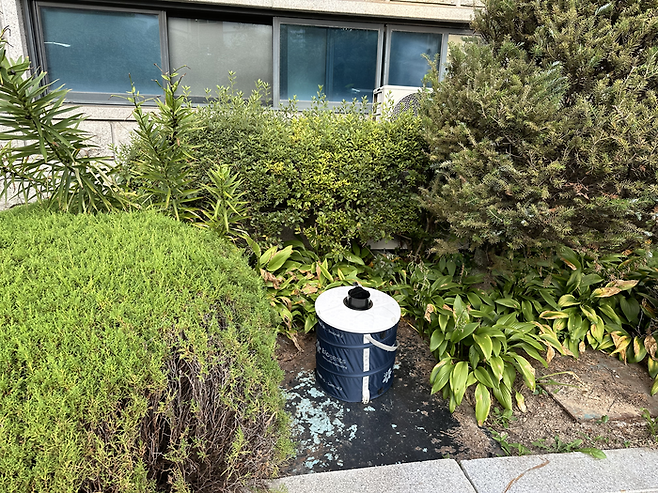 서울 노원구 삼육대학교에 지난 9월 10일 모기유인기가 설치돼 있다. 김동건 삼육대 교수 연구실 제공.