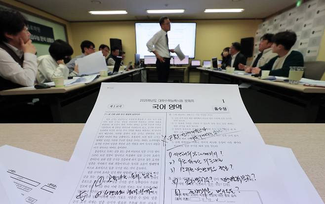 분석 2025학년도 대학수학능력시험일인 14일 서울 양천구 목동종로학원 수능 문제분석 상황실에서 임성호 종로학원 대표와 강사들이 시험 출제 경향을 분석하고 있다. 연합뉴스
